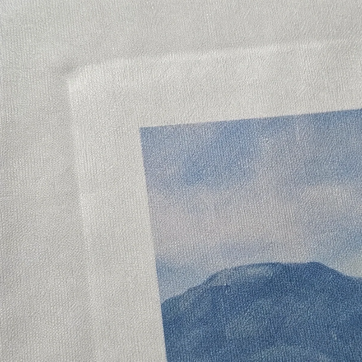 Heat response difference visible on an actual polyester sample