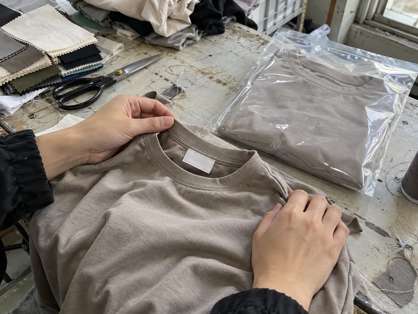 Manos revisando una muestra, una etiqueta en blanco y una bolsa transparente.
