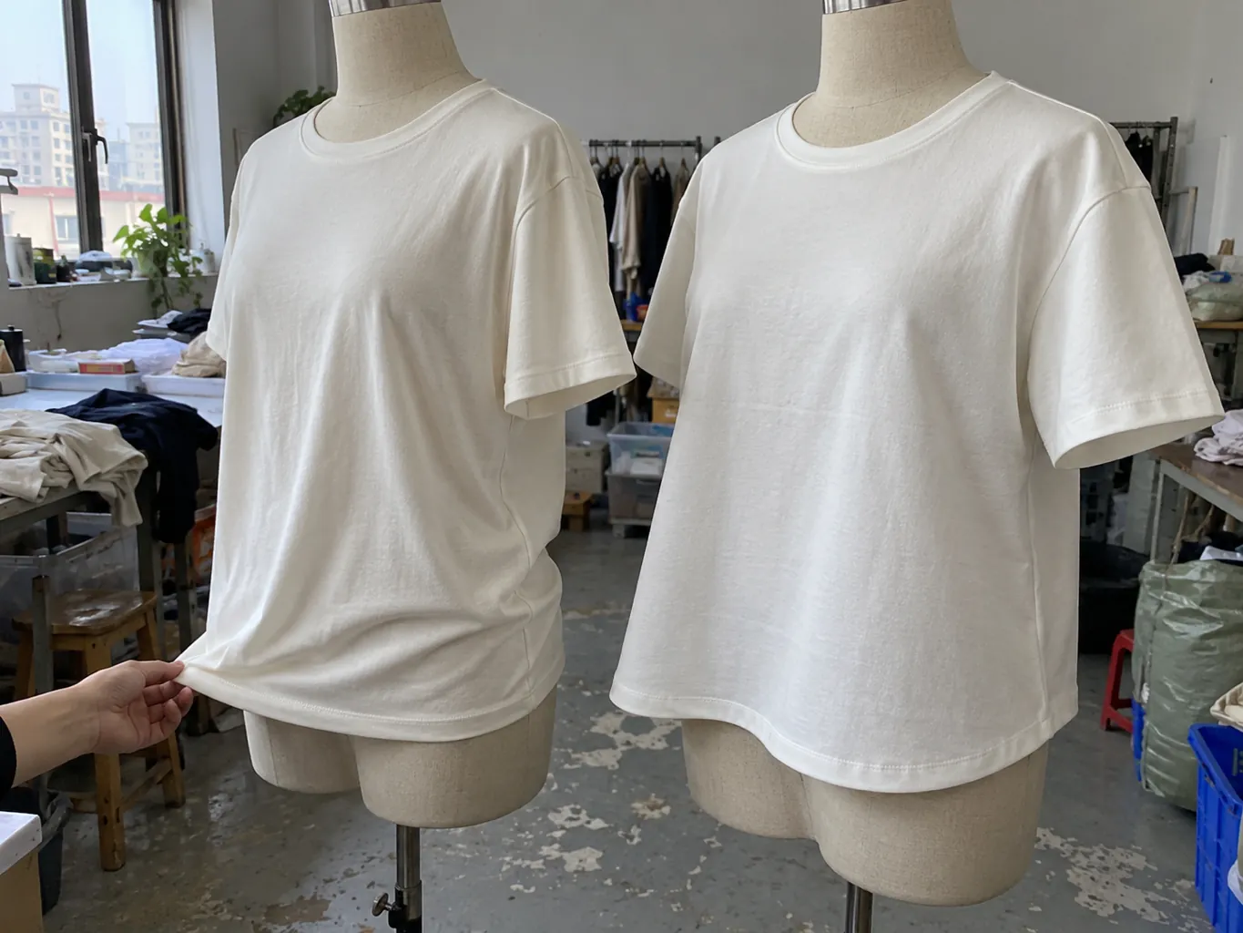 Deux t-shirts de coupe identique présentent des tombés différents sur des bustes.